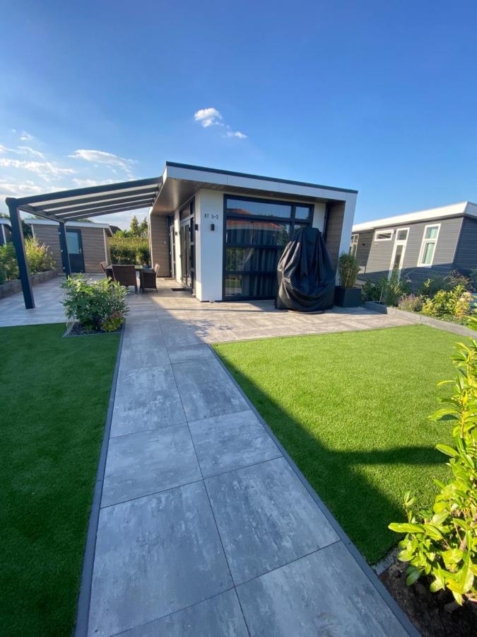 Luxus Cube Ferienhaus Chalet Am See Mit Schwimmbad In Lathum Nl Eksteriør billede