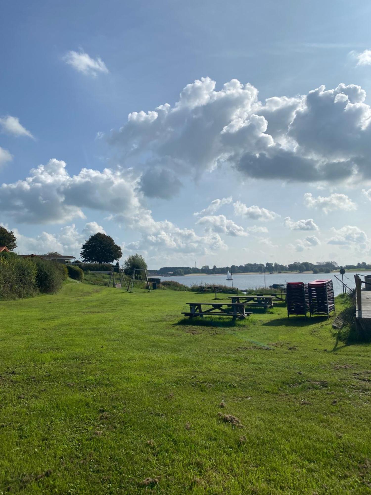 Luxus Cube Ferienhaus Chalet Am See Mit Schwimmbad In Lathum Nl Eksteriør billede