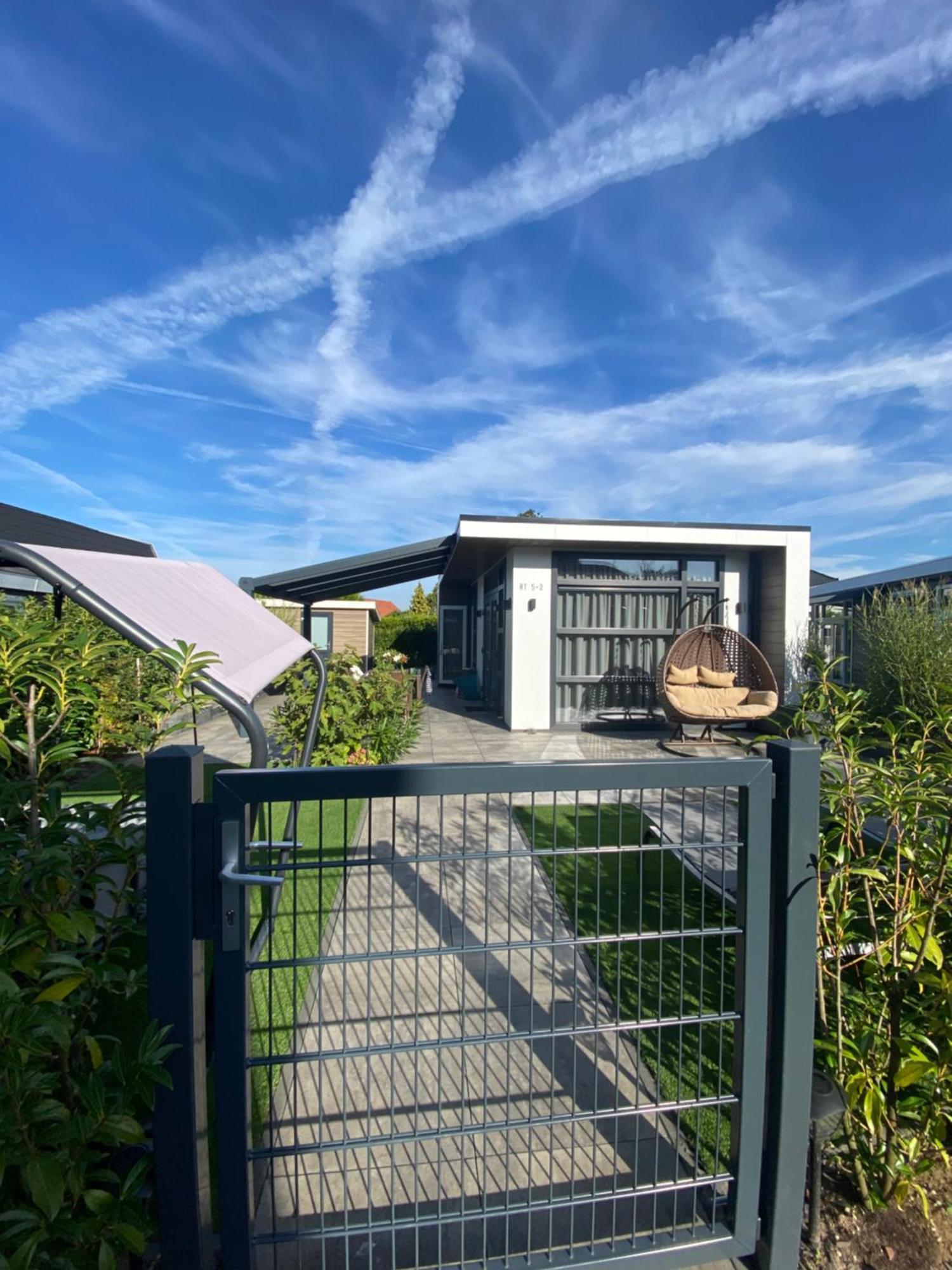 Luxus Cube Ferienhaus Chalet Am See Mit Schwimmbad In Lathum Nl Eksteriør billede